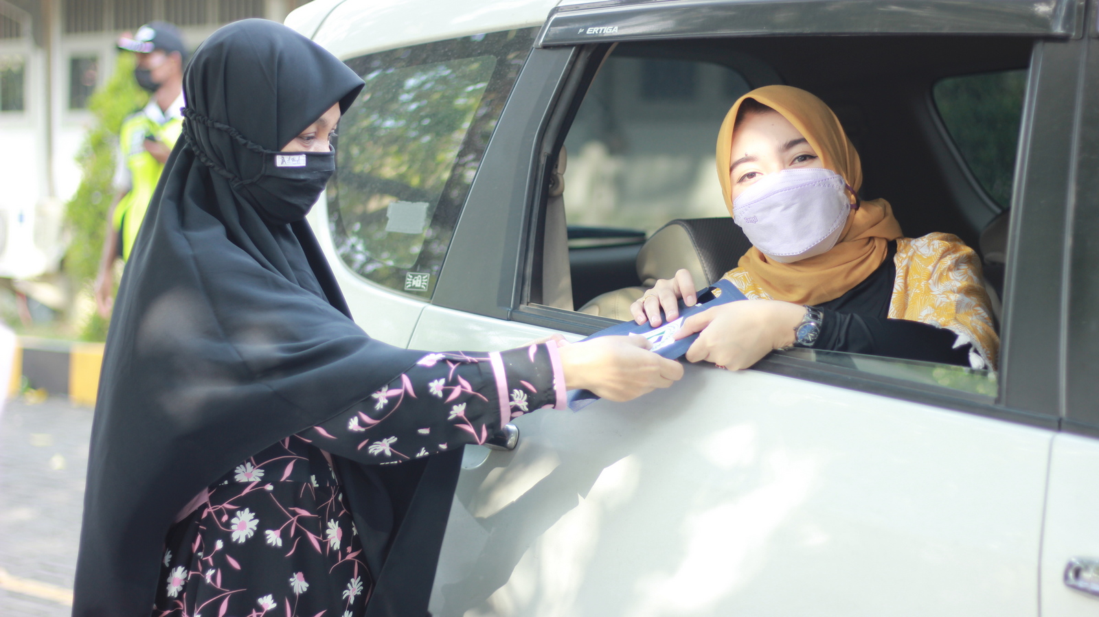 Distribusi Gawai untuk Siswa Al Muslim