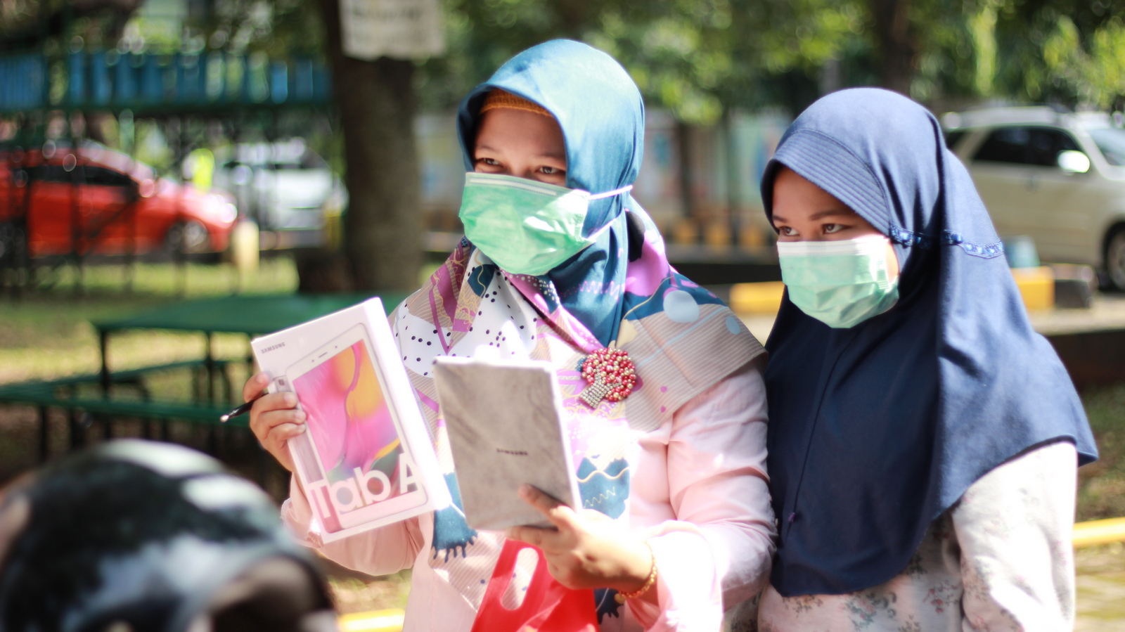 Distribusi Gawai untuk Siswa Al Muslim