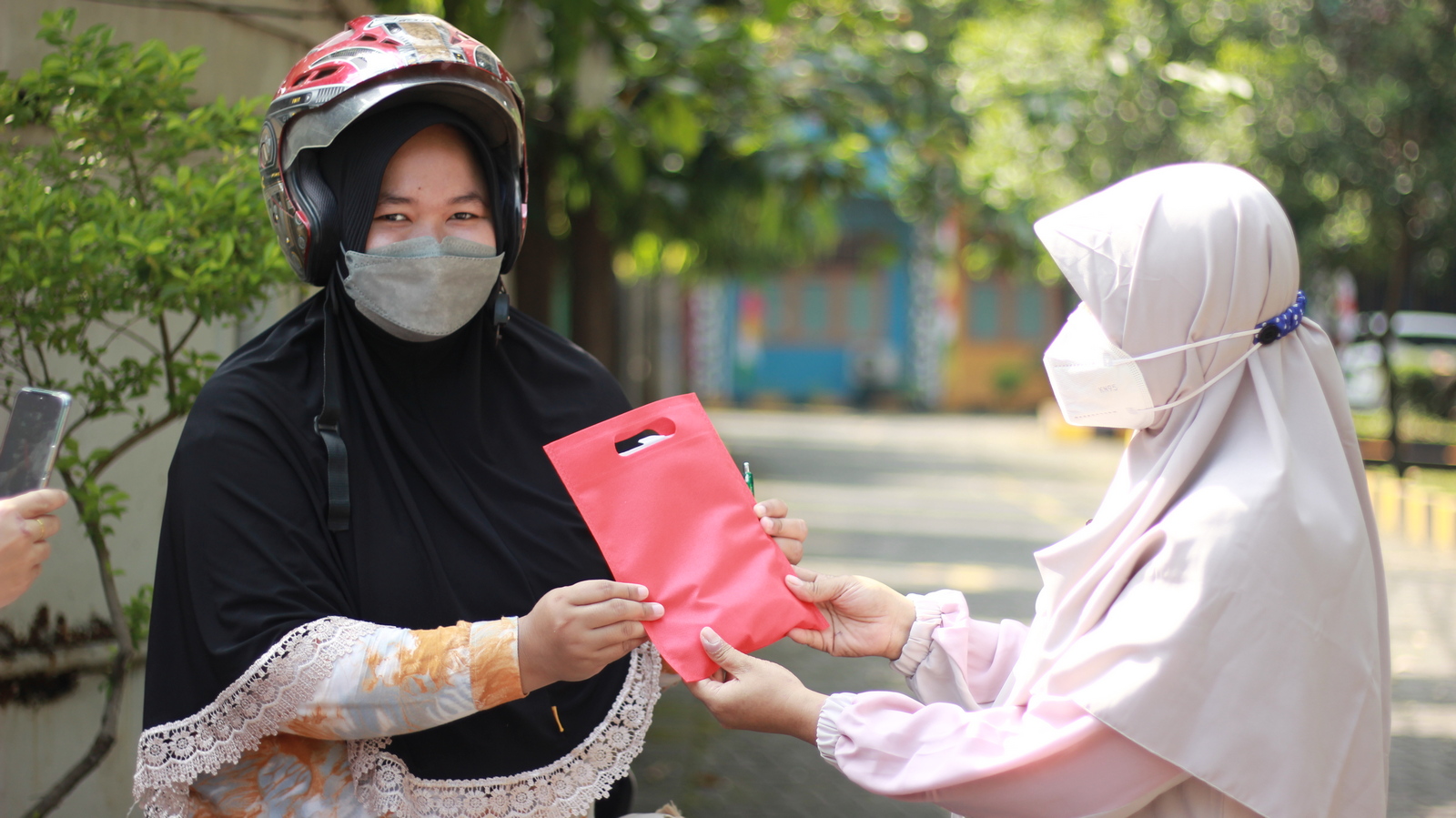 Distribusi Gawai untuk Siswa Al Muslim