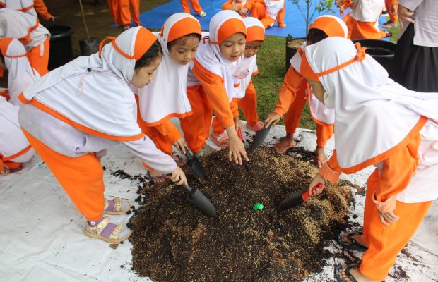 Gerakan Menanam Satu Juta Pohon PG-TK Al Muslim